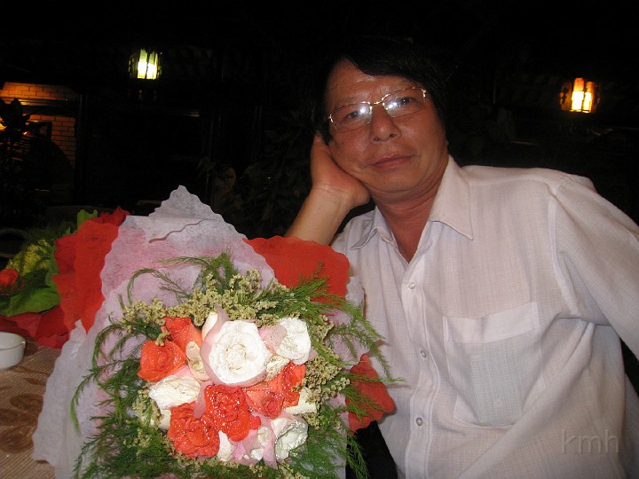 Don Mai Huong_IMG_0006.jpg - Anh Thanh và bó Hoa đang chờ đón sẳn tại khách sạn Thành Nội